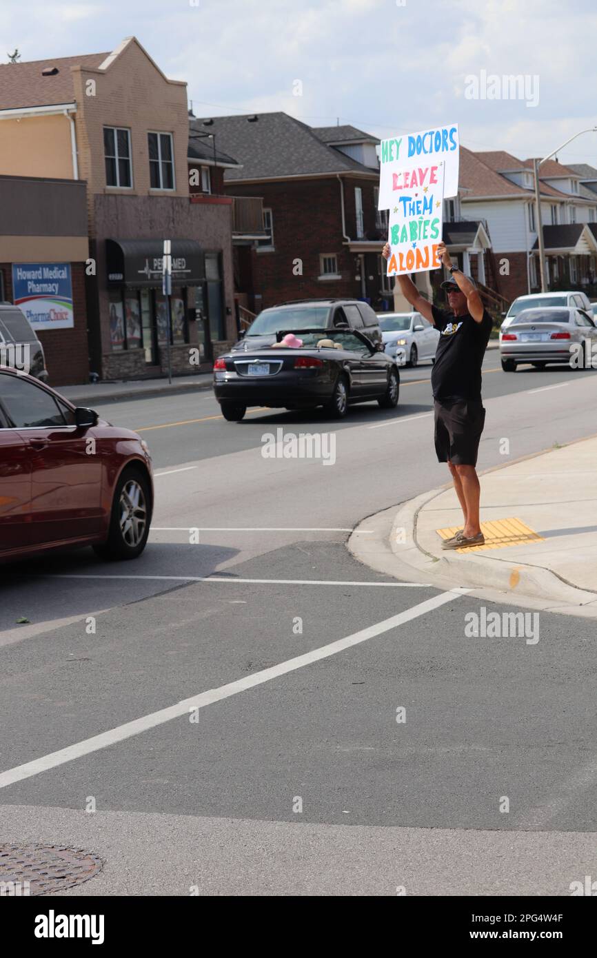Windsor, Ontario, Canadá - 3 2022 de agosto: Protesta contra las vacunas en una clínica de Howard Avenue Foto de stock