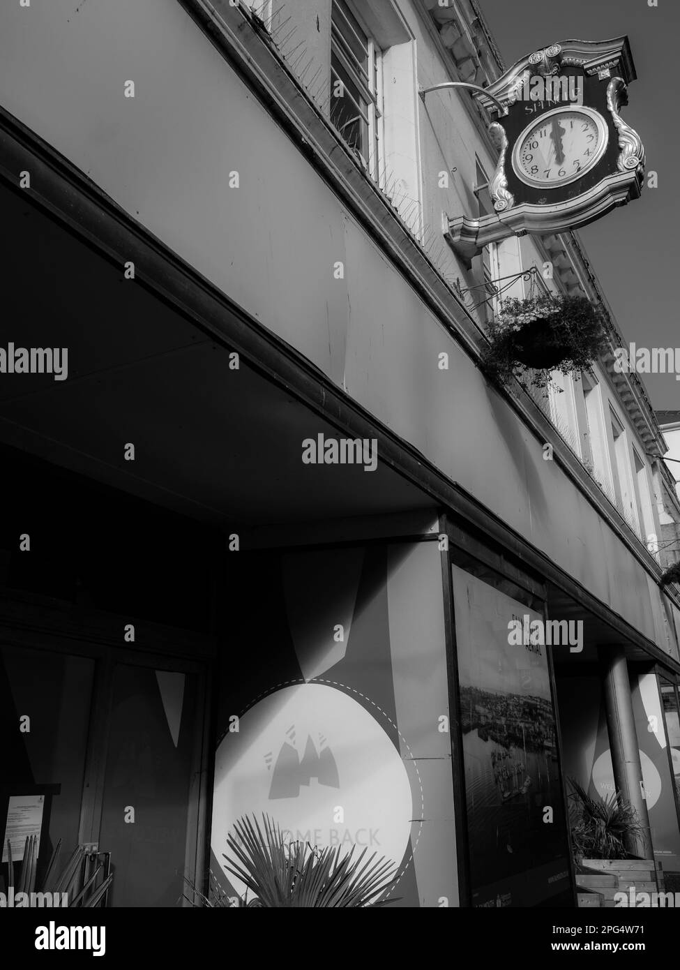 Fotografía en blanco y negro de la tienda cerrada Marks and Spencer, que muestra la naturaleza cambiante de la calle principal, Falmouth, Cornualles, Inglaterra, Reino Unido. Foto de stock
