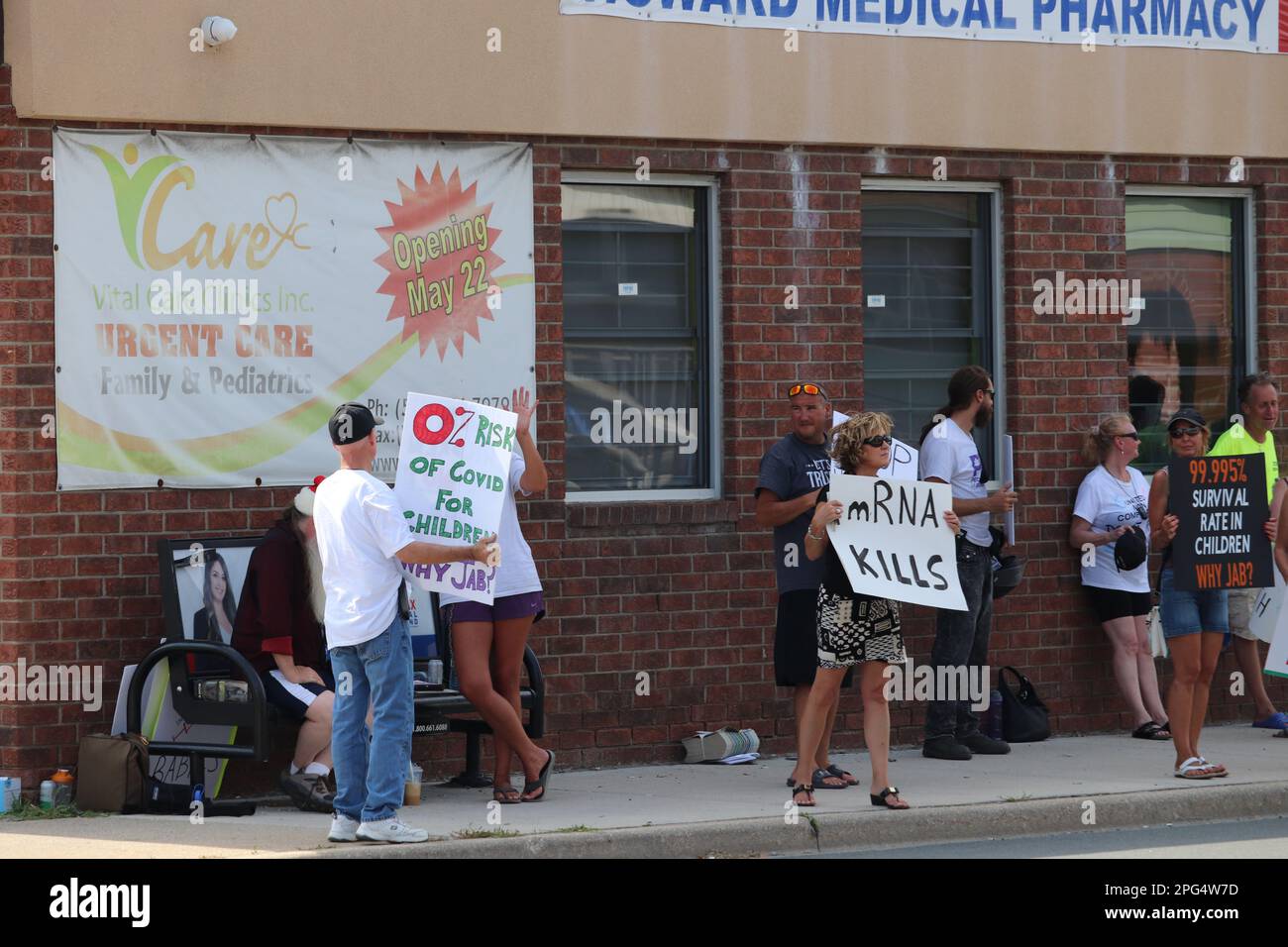 Windsor, Ontario, Canadá - 3 2022 de agosto: Protesta contra las vacunas en una clínica de Howard Avenue Foto de stock