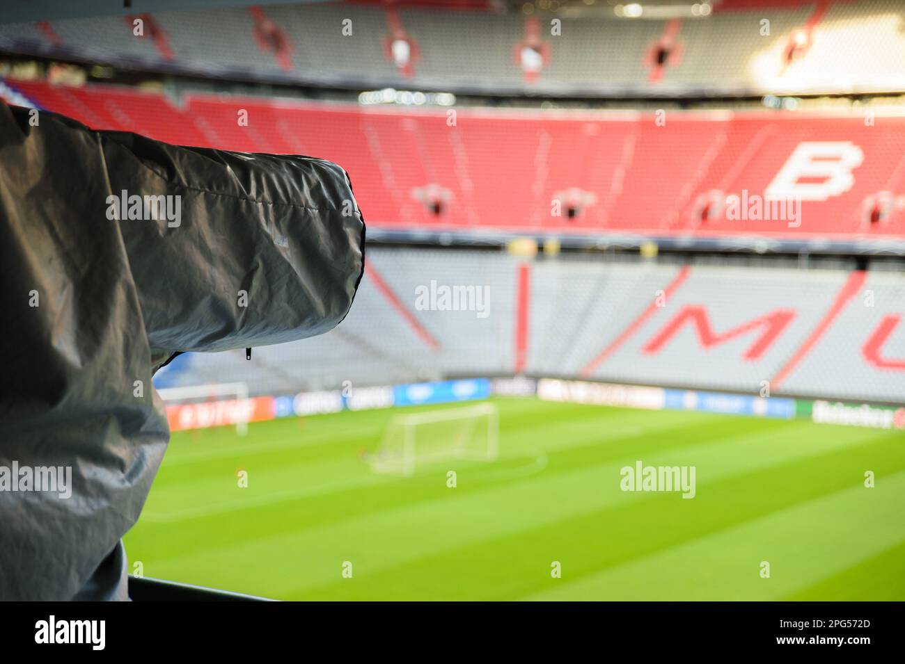 Múnich, Alemania, 20th 2023 de marzo: Cámara de televisión en el Allianz  Arena antes de la formación de la liga de campeones de la UEFA MD-1 ante el  Arsenal en el Allianz