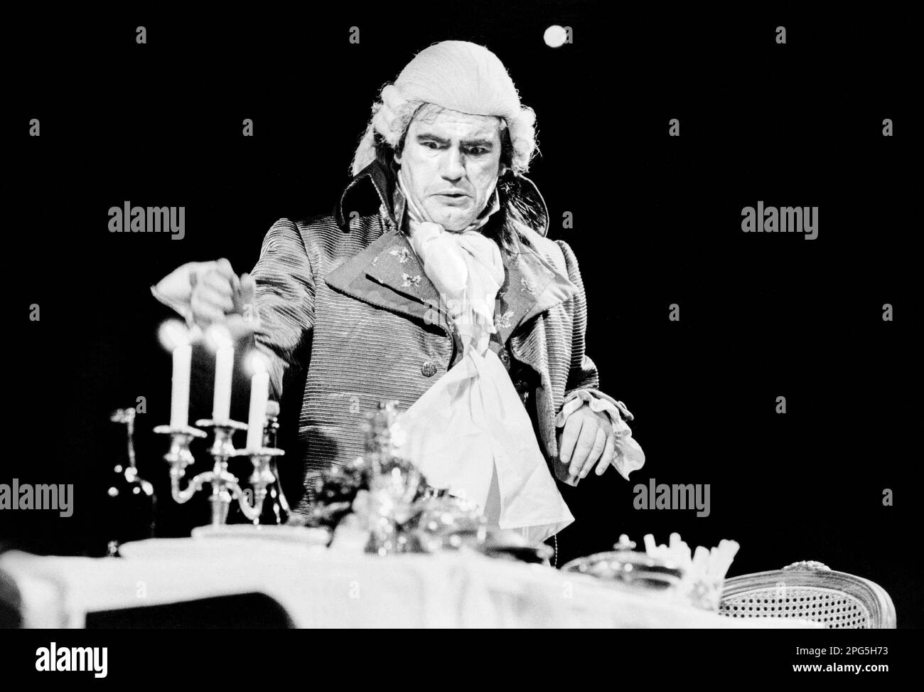 Brian Cox (Georges-Jacques Danton) en el ASUNTO DANTON de Pam Gems en la Royal Shakespeare Company (RSC), Barbican Theatre, Londres EC2 15/07/1986 Diseño de escenografía: Farrah vestuario: Judith Bland iluminación: Mick Hughes director: Ron Daniels Foto de stock