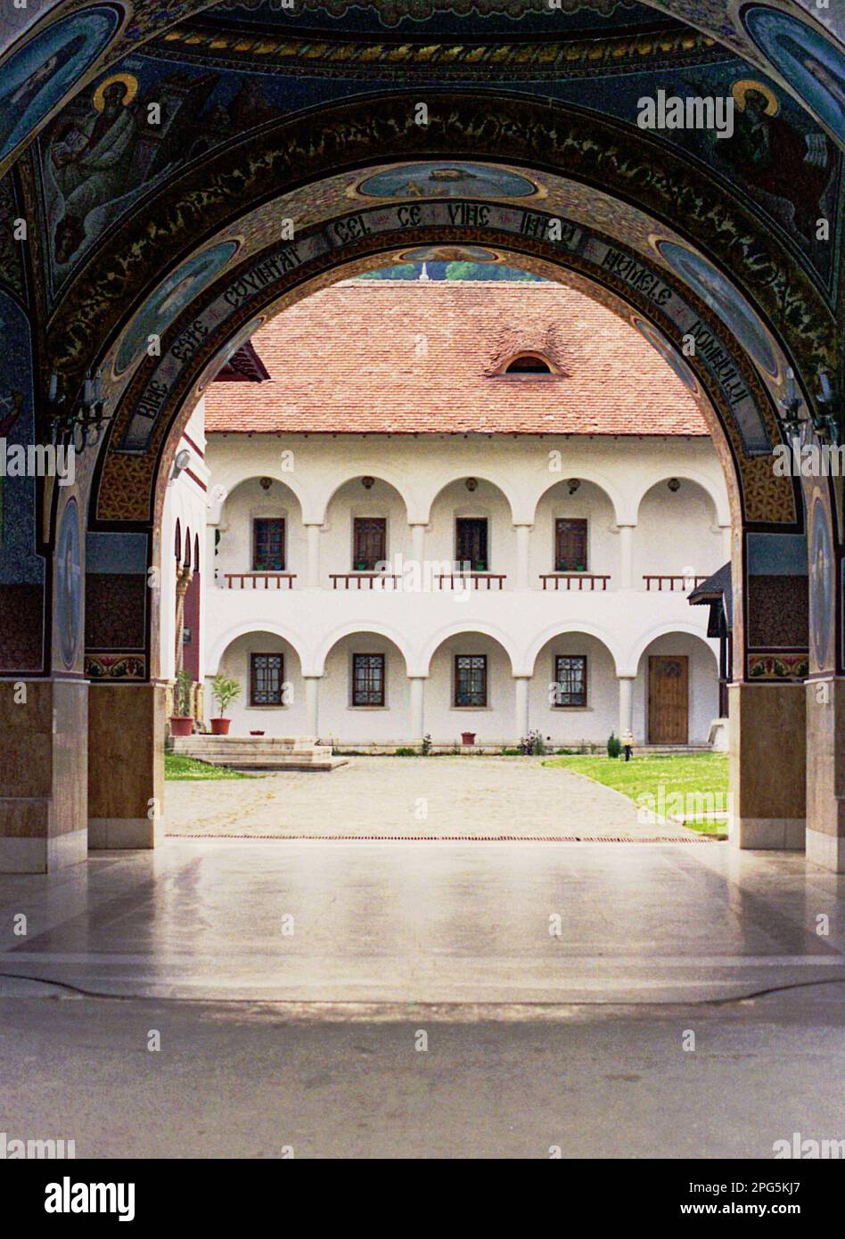 Condado de Brasov, Rumania, aprox. 1999. La iglesia histórica del Monasterio de Sâmbăta de Sus (siglo 17th). Frescos que decoran la puerta de entrada y las celdas monásticas en la parte posterior. Foto de stock