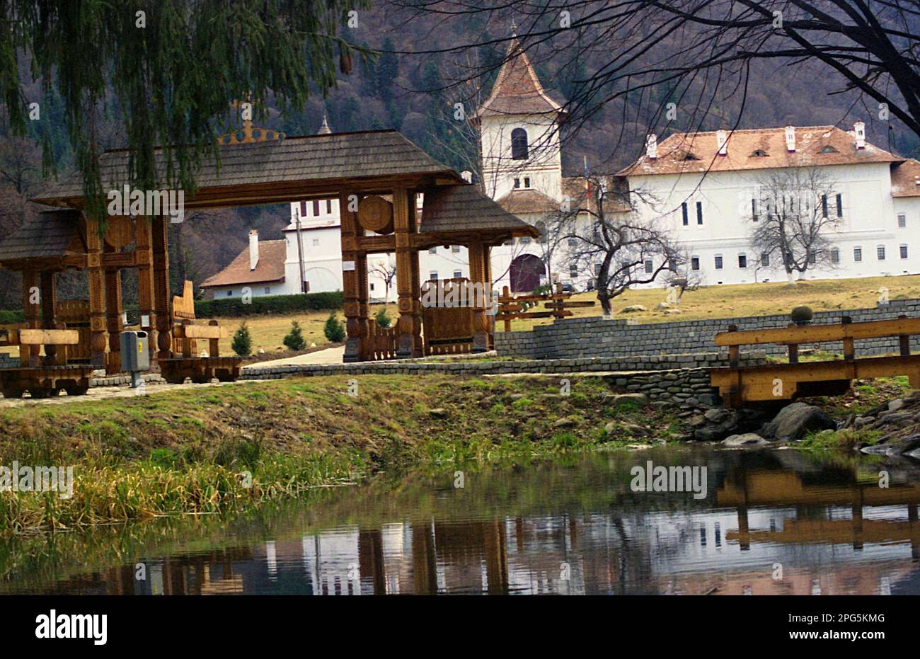 Condado de Brasov, Rumania, aprox. 1999. La iglesia histórica del Monasterio de Sâmbăta de Sus (siglo 17th). Foto de stock