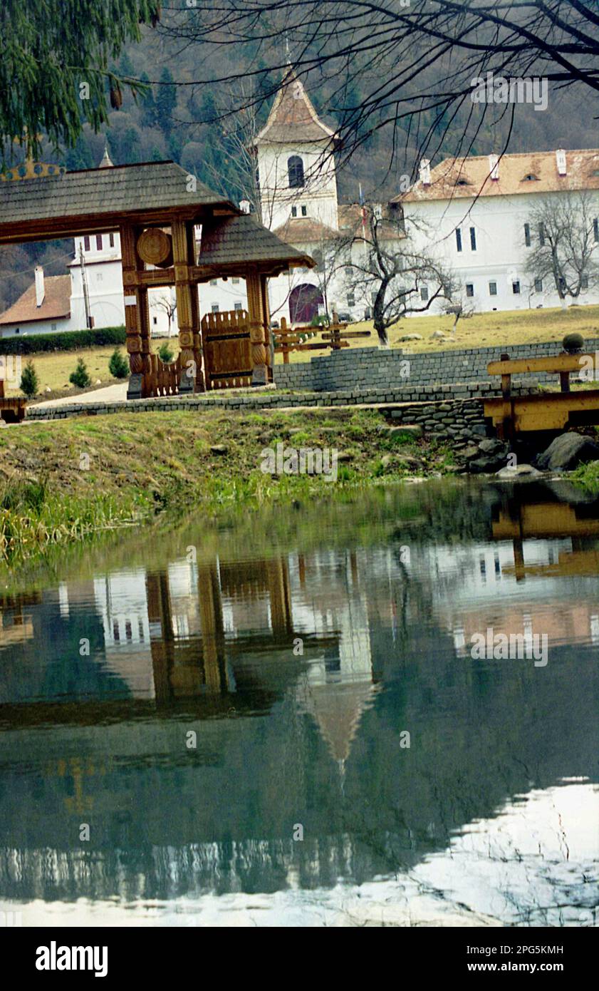 Condado de Brasov, Rumania, aprox. 1999. La iglesia histórica del Monasterio de Sâmbăta de Sus (siglo 17th). Foto de stock