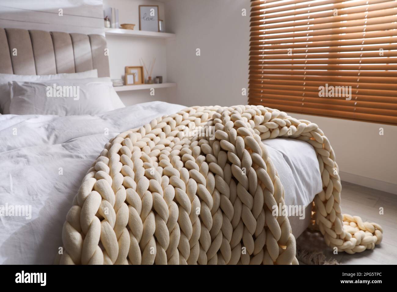 Manta de punto grueso suave en la cama en el interior Fotografía de stock -  Alamy