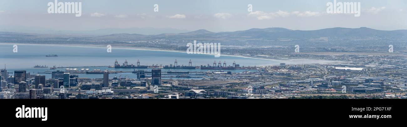 CIUDAD DEL CABO, 2023 de enero de 10, paisaje urbano aéreo con las costas de Table Bay alrededor del océano Atlántico, filmado en la brillante luz del verano el 10 de enero de 2023 en Cape Foto de stock