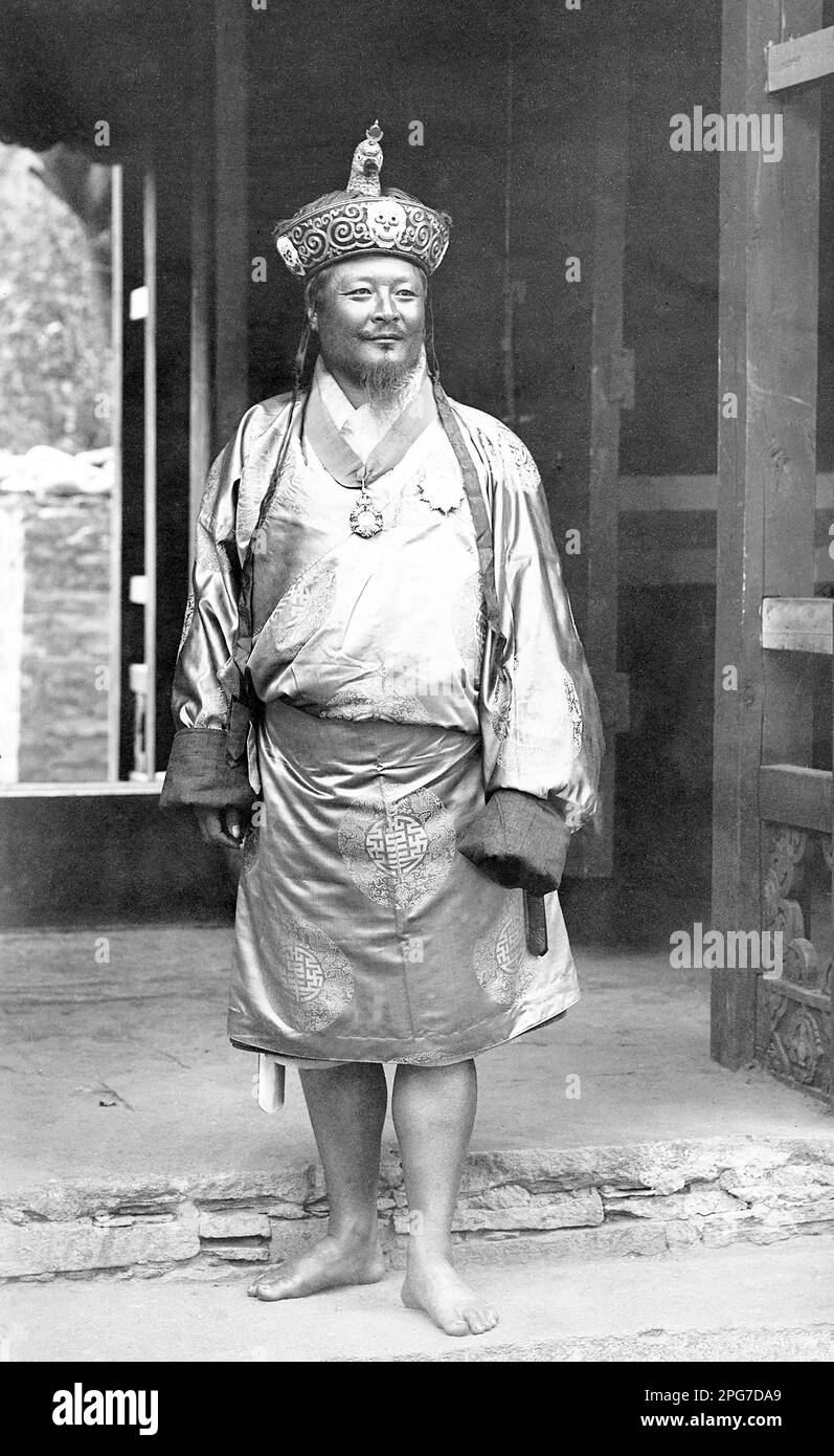 Bután: Su Majestad Ugyen Wangchuck (11 de junio de 1862 - 26 de agosto de 1926), 1st Druk Gyalpo o 'Rey Dragón' (r. 1907-1926). Foto de John Claude White (1853-1918), 1905. Gongsar Ugyen Wangchuck fue el primer Druk Gyalpo de Bután, el hijo de Jigme Namgyal, el Druk Desi (gobernante secular) de Bután en ese momento. Luchando contra varias rebeliones y guerras civiles, cuya culminación fue la Batalla de Changlimethang en 1886 (el último conflicto civil armado en Bután), se convirtió en el gobernante de facto de Bután y una monarquía budista se estableció en 1907. Después de una elección, se convirtió en el primer Druk Gyalpo Foto de stock