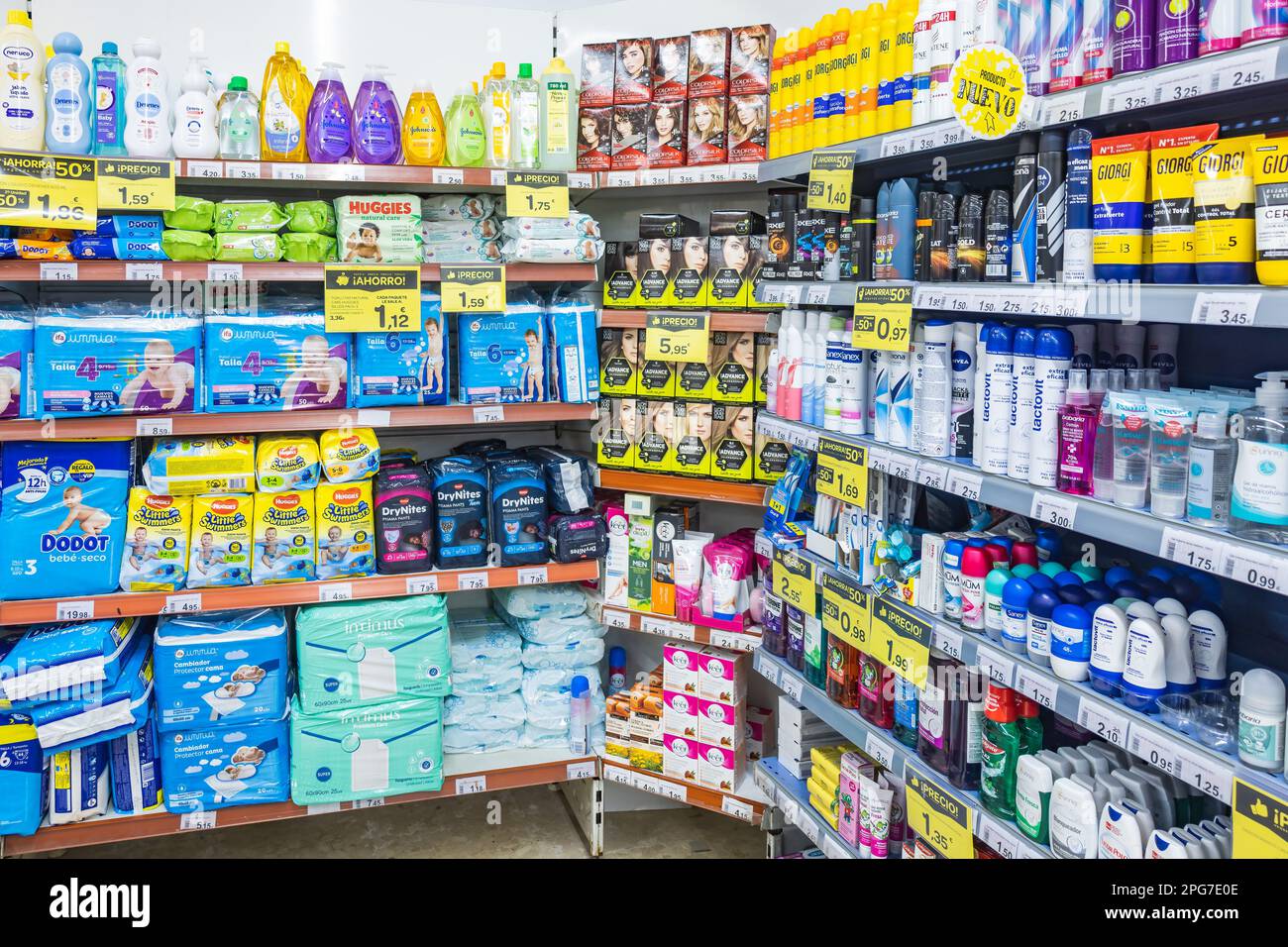 Huelva, España - 18 de marzo de 2023: Esquina lateral de la sección de productos higiénicos, sanitarios y de protección bucal para la venta en las estanterías de los supermercados w Foto de stock