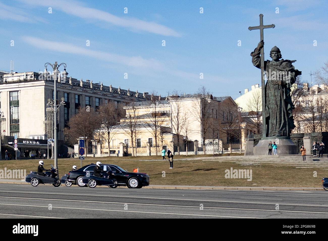 Chinese President Xi Jinping's motorcade drives toward The Kremlin with the statue of Vladimir