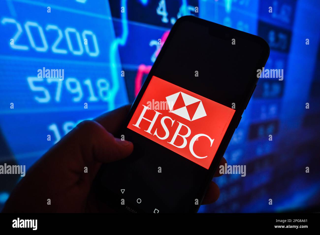 En esta ilustración fotográfica, un logotipo de HSBC se muestra en un  teléfono inteligente con porcentajes de mercado de valores en el fondo  Fotografía de stock - Alamy