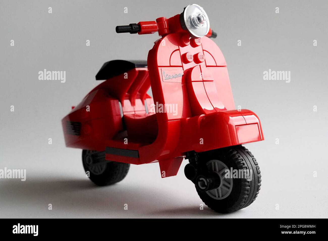 En esta ilustración. Modelo de la Vespa roja hecha por Lego en una edición  limitada Fotografía de stock - Alamy