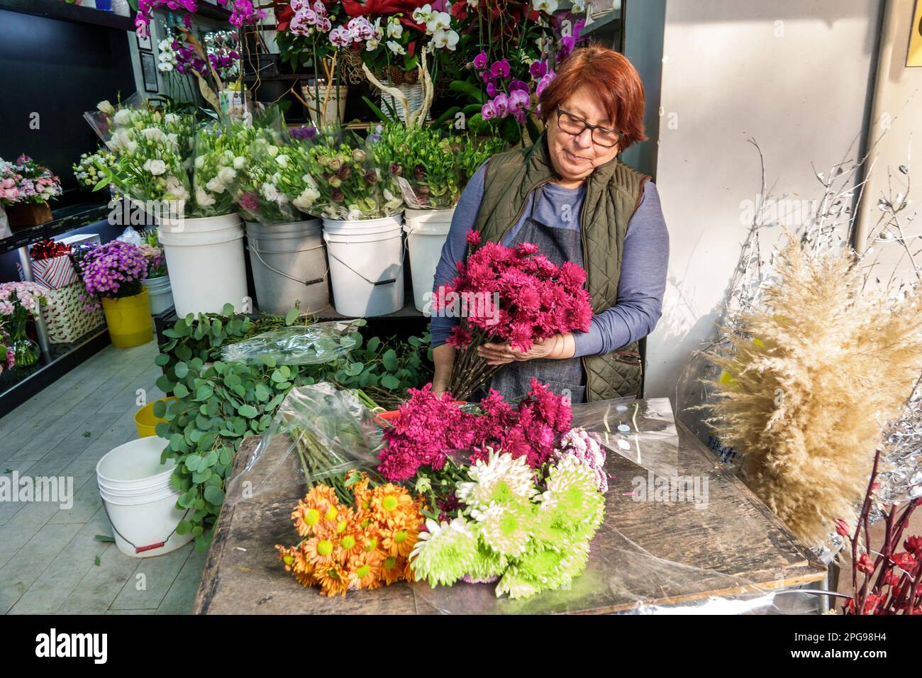 Ciudad de México, Polanco, flores de floristería, mujer mujer mujer mujer mujer, adultos adultos, residentes residentes, interior interior interior, tiendas negocios s Foto de stock