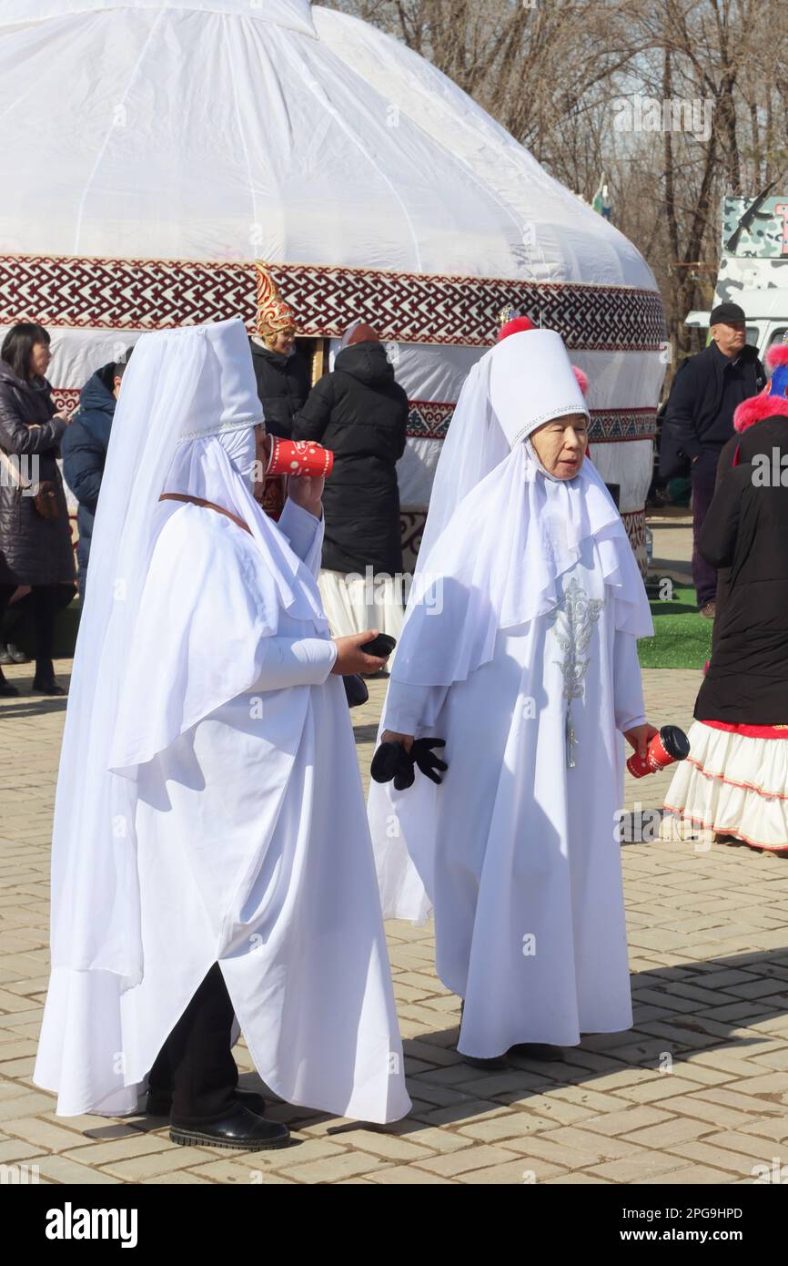 Almaty, Kazajistán. 21st de marzo de 2023. Es una fiesta muy importante para los kazajos, que marca el comienzo de un nuevo año. Se celebra varios días a partir del 21st de marzo, el día del equinoccio de primavera. Nauryz significa “nuevo día”, se celebra en las Grandes Estepas de la antigüedad. Nauryz simboliza la bondad y la riqueza, la felicidad y el amor y un gran día de amistad, ya que esta fiesta es común para muchas naciones. Foto de stock
