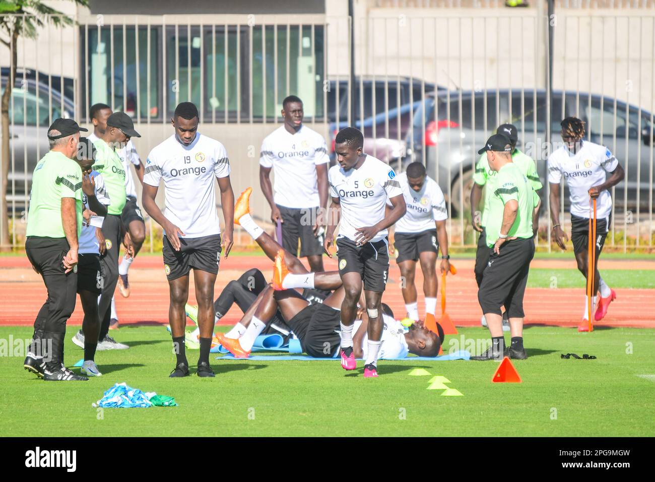 Senegal durante una sección de entrenamiento en preparación para el partido de clasificación de la Copa Africana de Naciones (AFCON) contra Mozambique en el Stade du Sénégal - Abdoulaye Wade. Dakar, Senegal. Foto de stock
