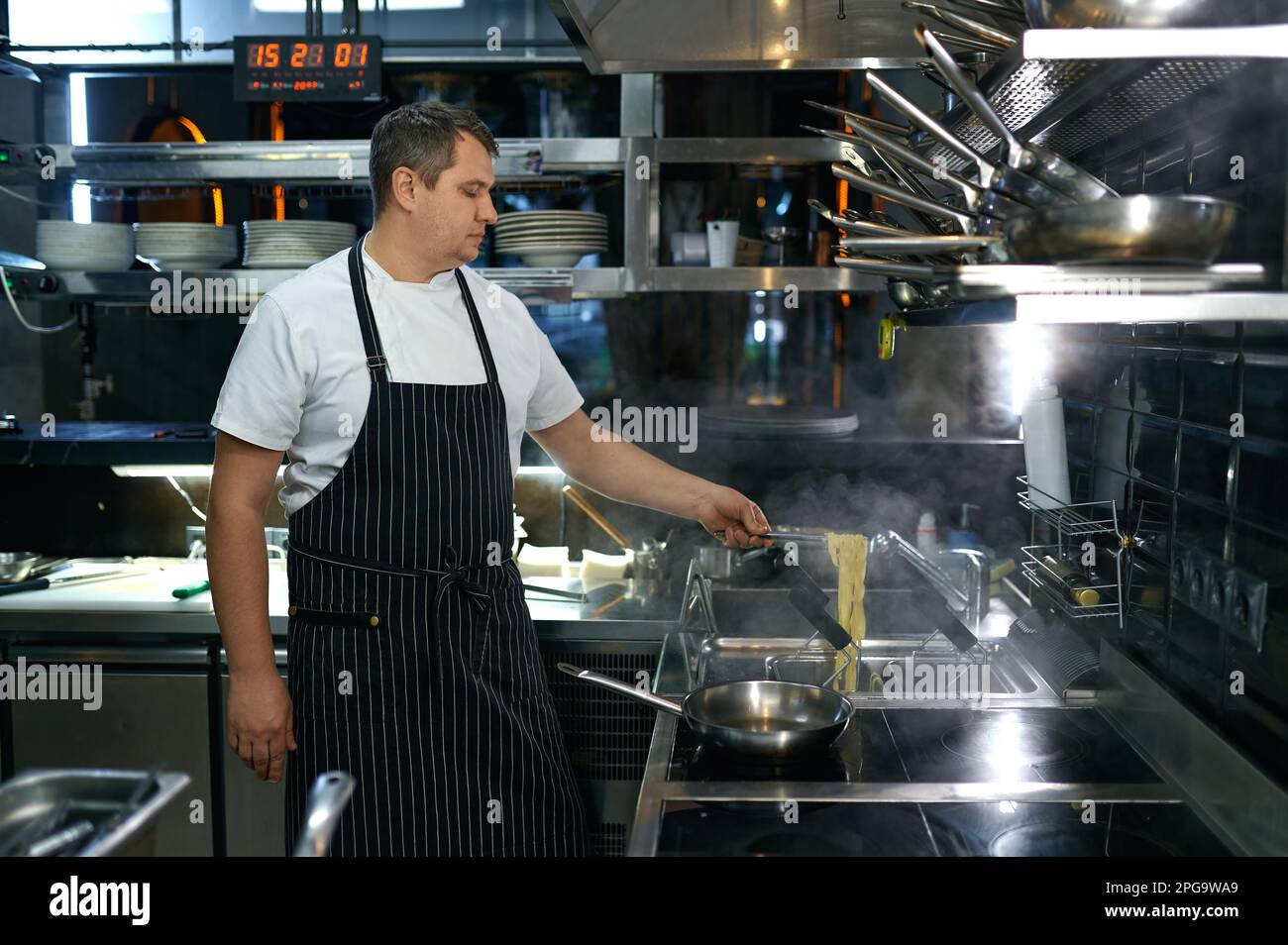 Chef profesional cocinero haciendo pasta italiana vegetariana Foto de stock