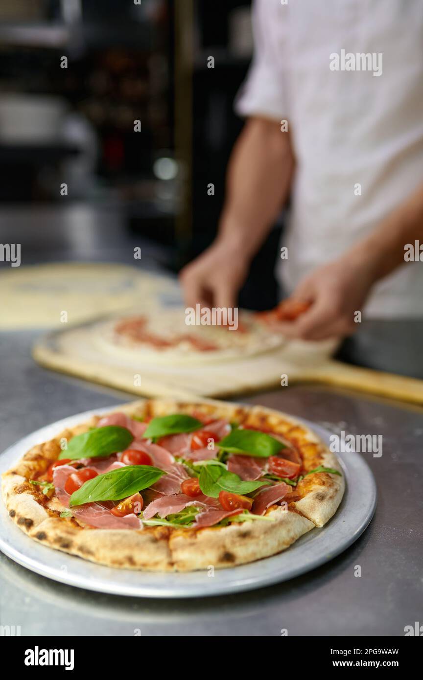 Proceso de horneado de pizza primer plano en pasteles italianos recién cocinados Foto de stock