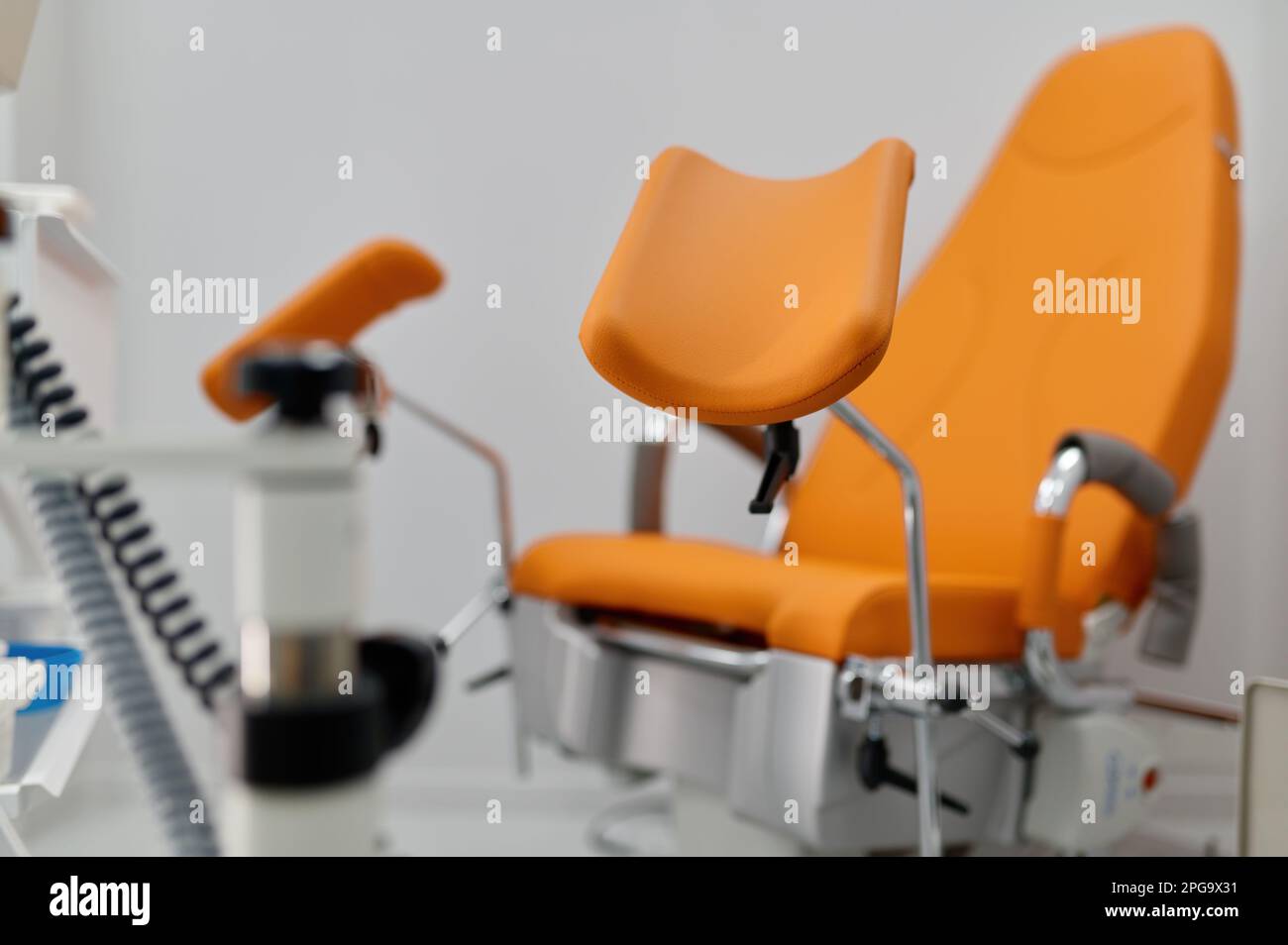 Sala ginecológica con silla y equipo de enfoque selectivo Foto de stock