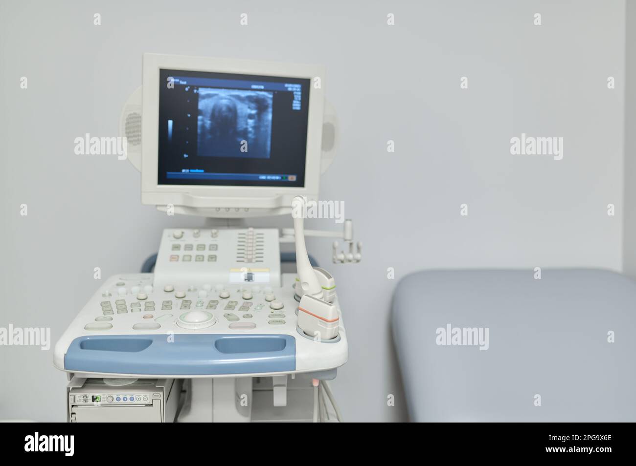 Máquina ultrasónica en la oficina ginecológica de la clínica de diagnóstico Foto de stock