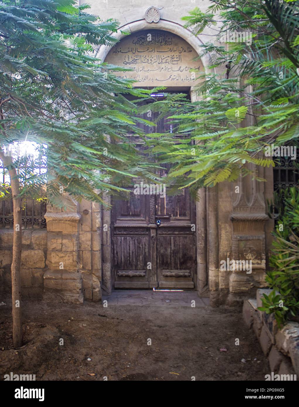 Entrada a la tumba en la Ciudad de los Muertos, donde la gente vive con sus parientes muertos. La Ciudad de los Muertos, o Necrópolis de El Cairo, también conocida como el Qarafa es una serie de vastas necrópolis y cementerios de la era islámica en El Cairo, Egipto. Foto de stock