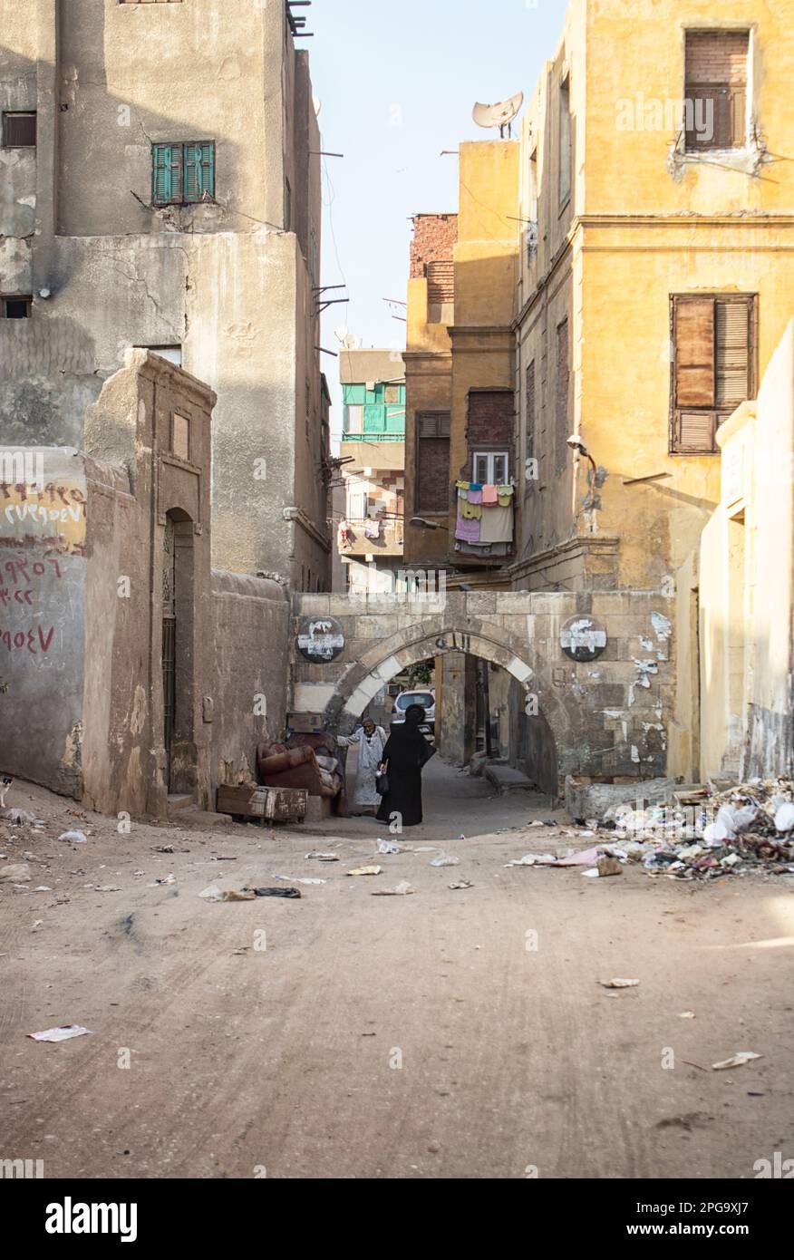 La ruta de salida de la ciudad de los muertos. La Ciudad de los Muertos, o Necrópolis de El Cairo, también conocida como el Qarafa es una serie de vastas necrópolis y cementerios de la era islámica en El Cairo, Egipto. Foto de stock