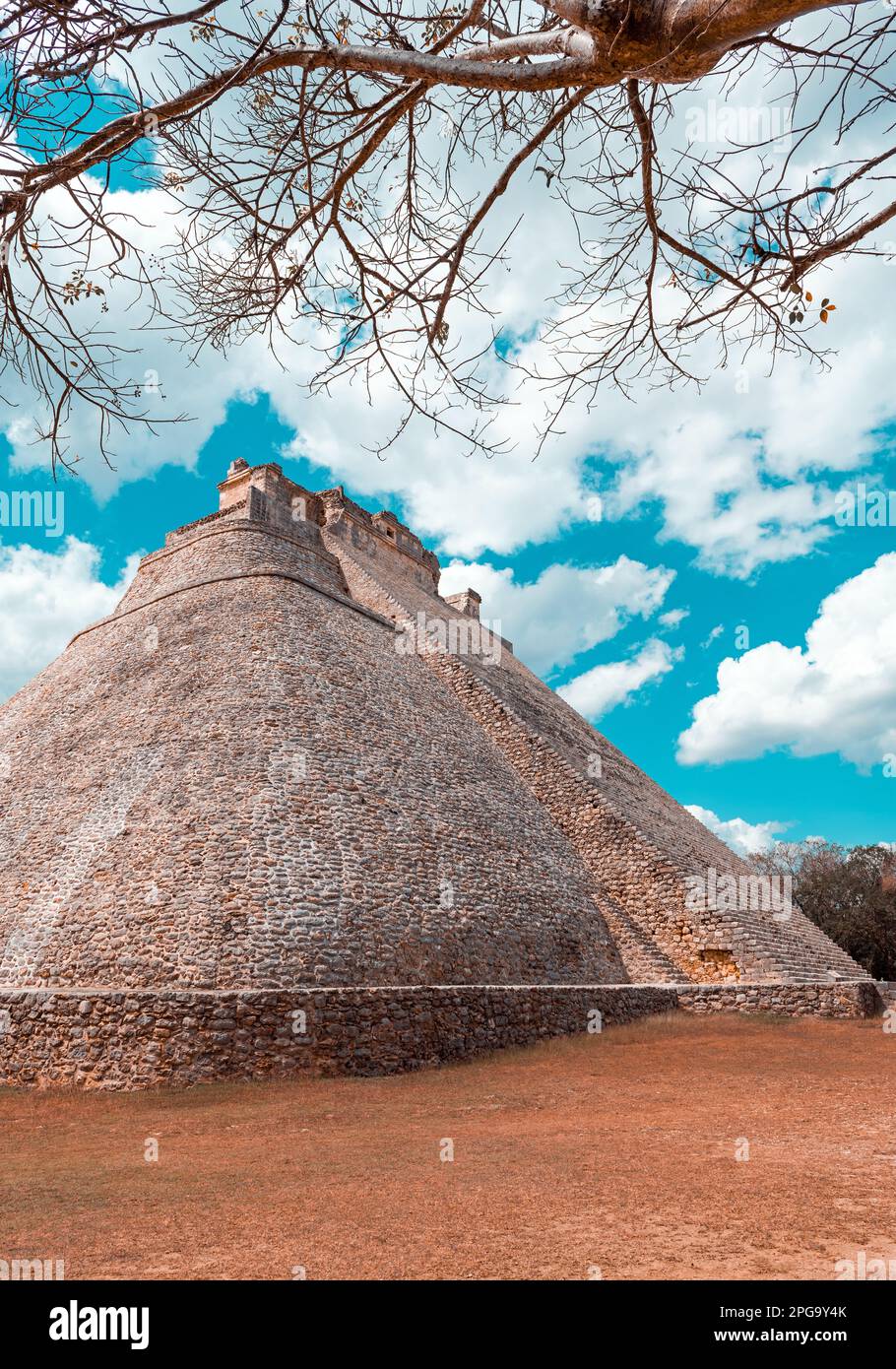 Pirámide del Mago en vertical, Uxmal, Yucatán, México. Foto de stock