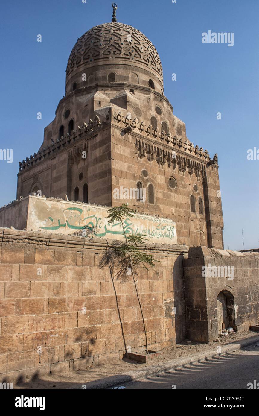 Una mezquita en la ciudad de los muertos. La Ciudad de los Muertos, o Necrópolis de El Cairo, también conocida como el Qarafa es una serie de vastas necrópolis y cementerios de la era islámica en El Cairo, Egipto. Foto de stock