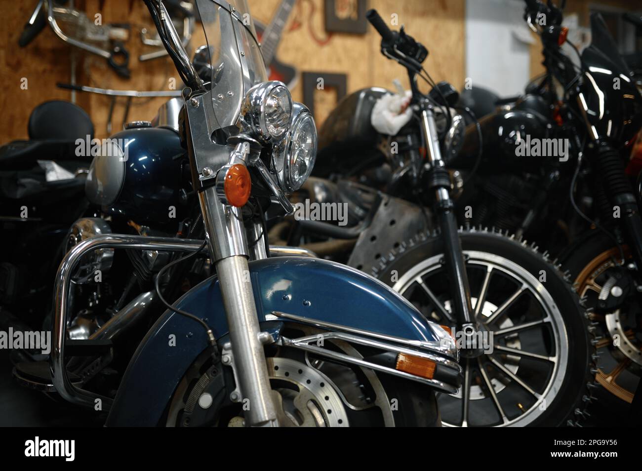 Las motocicletas van en la tienda de garaje, motos reparadas listas para vender Foto de stock