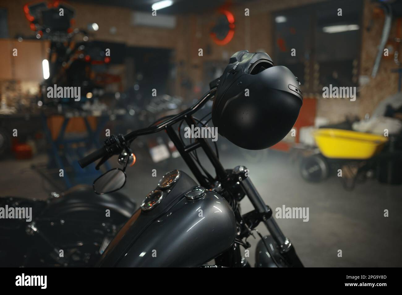 Motocicleta estacionada en el garaje de motociclistas o en la tienda de servicio Foto de stock