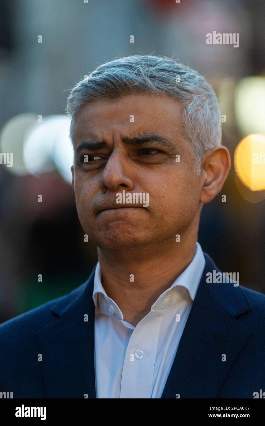 Londres, Reino Unido. 21 de marzo de 2023. Sadiq Khan, alcalde de Londres, asiste al encendido de la primera instalación de luces de Ramadán en Piccadilly Circus en vísperas del primer día de Ramadán 2023. Las luces de esta escala son las primeras en el Reino Unido y Europa, con 30.000 luces sostenibles iluminadas en el centro de Londres durante todo el mes de Ramadán. Crédito: Stephen Chung / Alamy Live News Foto de stock