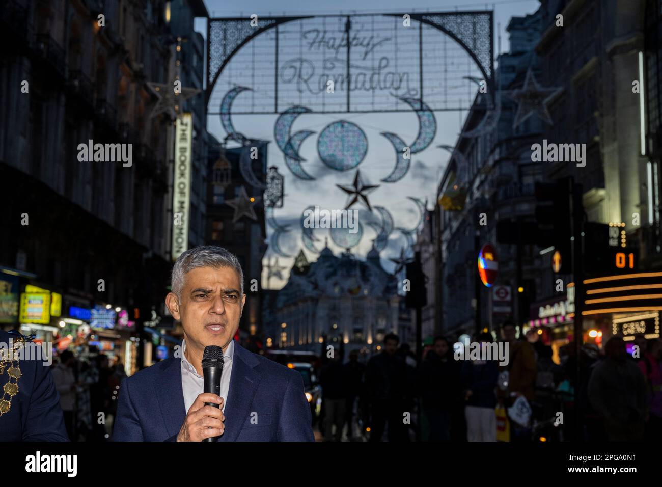 Londres, Reino Unido. 21 de marzo de 2023. Sadiq Khan, alcalde de Londres, asiste al encendido de la primera instalación de luces de Ramadán en Piccadilly Circus en vísperas del primer día de Ramadán 2023. Las luces de esta escala son las primeras en el Reino Unido y Europa, con 30.000 luces sostenibles iluminadas en el centro de Londres durante todo el mes de Ramadán. Crédito: Stephen Chung / Alamy Live News Foto de stock