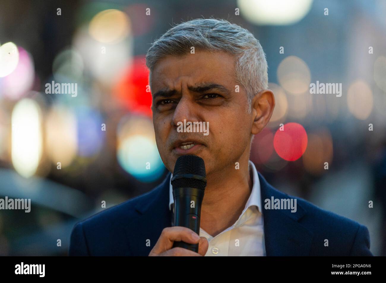 Londres, Reino Unido. 21 de marzo de 2023. Sadiq Khan, alcalde de Londres, asiste al encendido de la primera instalación de luces de Ramadán en Piccadilly Circus en vísperas del primer día de Ramadán 2023. Las luces de esta escala son las primeras en el Reino Unido y Europa, con 30.000 luces sostenibles iluminadas en el centro de Londres durante todo el mes de Ramadán. Crédito: Stephen Chung / Alamy Live News Foto de stock