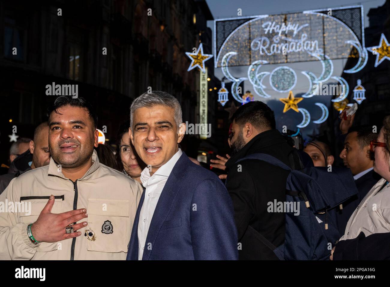 Londres, Reino Unido. 21 de marzo de 2023. (L) Naughty Boy, cantante, y Sadiq Khan, alcalde de Londres, en el encendido de la primera instalación de luces de Ramadán en Piccadilly Circus en la víspera del primer día de Ramadán 2023. Las luces de esta escala son las primeras en el Reino Unido y Europa, con 30.000 luces sostenibles iluminadas en el centro de Londres durante todo el mes de Ramadán. Crédito: Stephen Chung / Alamy Live News Foto de stock