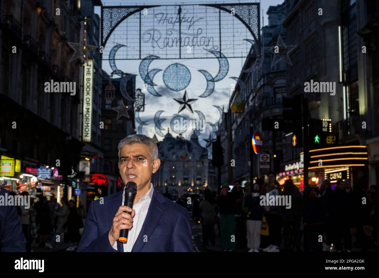Londres, Reino Unido. 21 de marzo de 2023. Sadiq Khan, alcalde de Londres, asiste al encendido de la primera instalación de luces de Ramadán en Piccadilly Circus en vísperas del primer día de Ramadán 2023. Las luces de esta escala son las primeras en el Reino Unido y Europa, con 30.000 luces sostenibles iluminadas en el centro de Londres durante todo el mes de Ramadán. Crédito: Stephen Chung / Alamy Live News Foto de stock