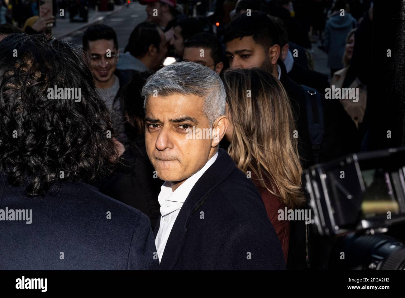 Londres, Reino Unido. 21 de marzo de 2023. Sadiq Khan, alcalde de Londres, asiste al encendido de la primera instalación de luces de Ramadán en Piccadilly Circus en vísperas del primer día de Ramadán 2023. Las luces de esta escala son las primeras en el Reino Unido y Europa, con 30.000 luces sostenibles iluminadas en el centro de Londres durante todo el mes de Ramadán. Crédito: Stephen Chung / Alamy Live News Foto de stock