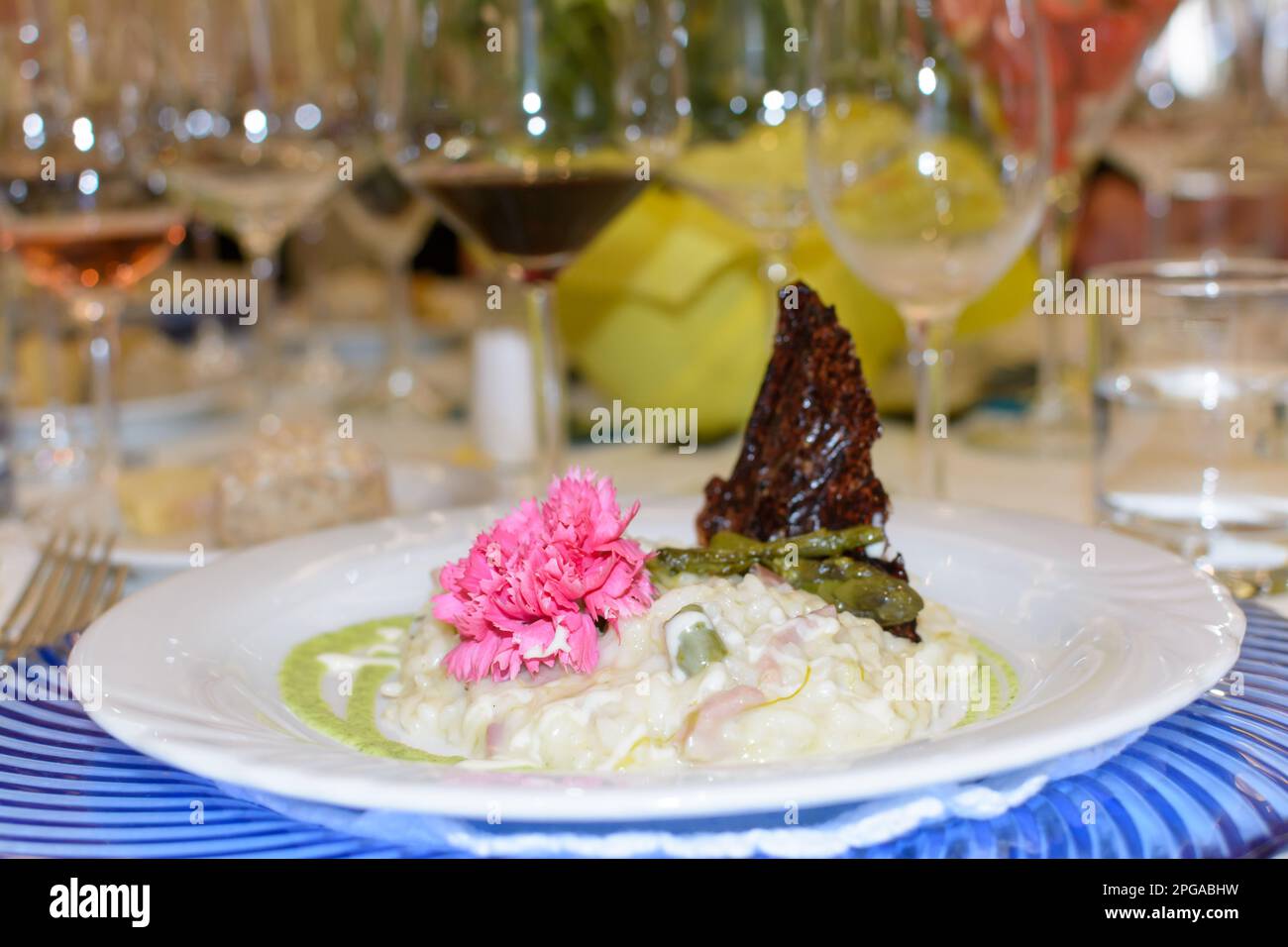 Plato de risotto caliente con crema de espinacas, típico del norte de Italia, servido de una manera elegante Foto de stock