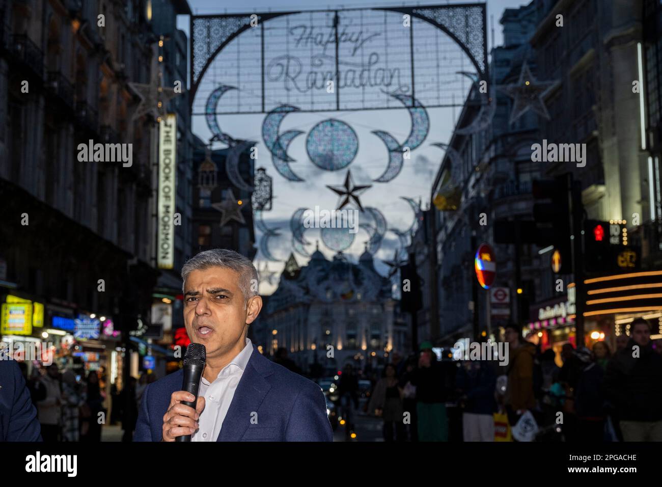 Londres, Reino Unido. 21 de marzo de 2023. Sadiq Khan, alcalde de Londres, asiste al encendido de la primera instalación de luces de Ramadán en Piccadilly Circus en vísperas del primer día de Ramadán 2023. Las luces de esta escala son las primeras en el Reino Unido y Europa, con 30.000 luces sostenibles iluminadas en el centro de Londres durante todo el mes de Ramadán. Crédito: Stephen Chung / Alamy Live News Foto de stock