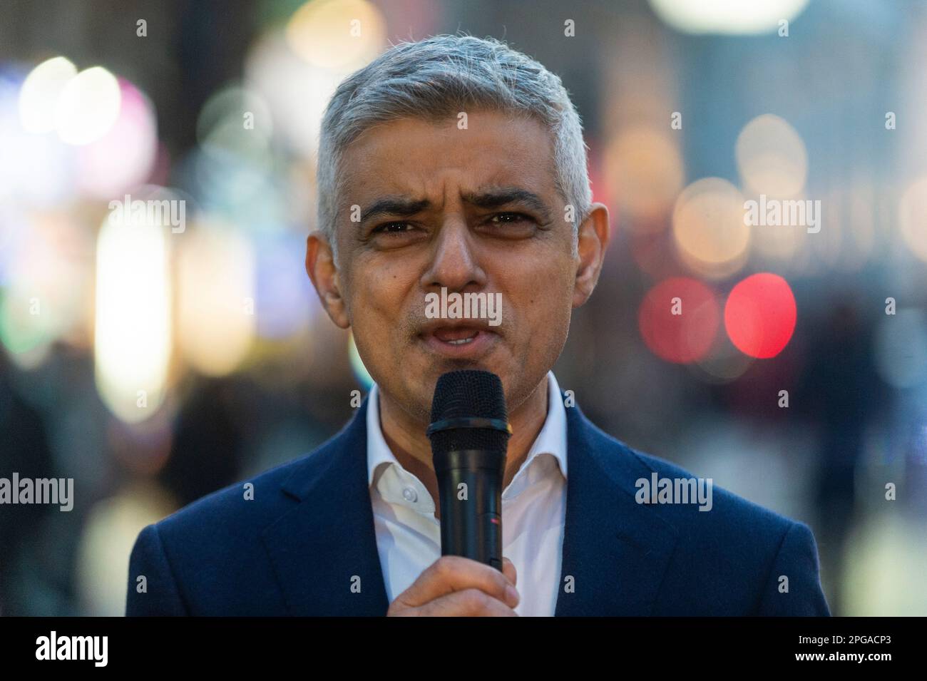 Londres, Reino Unido. 21 de marzo de 2023. Sadiq Khan, alcalde de Londres, asiste al encendido de la primera instalación de luces de Ramadán en Piccadilly Circus en vísperas del primer día de Ramadán 2023. Las luces de esta escala son las primeras en el Reino Unido y Europa, con 30.000 luces sostenibles iluminadas en el centro de Londres durante todo el mes de Ramadán. Crédito: Stephen Chung / Alamy Live News Foto de stock