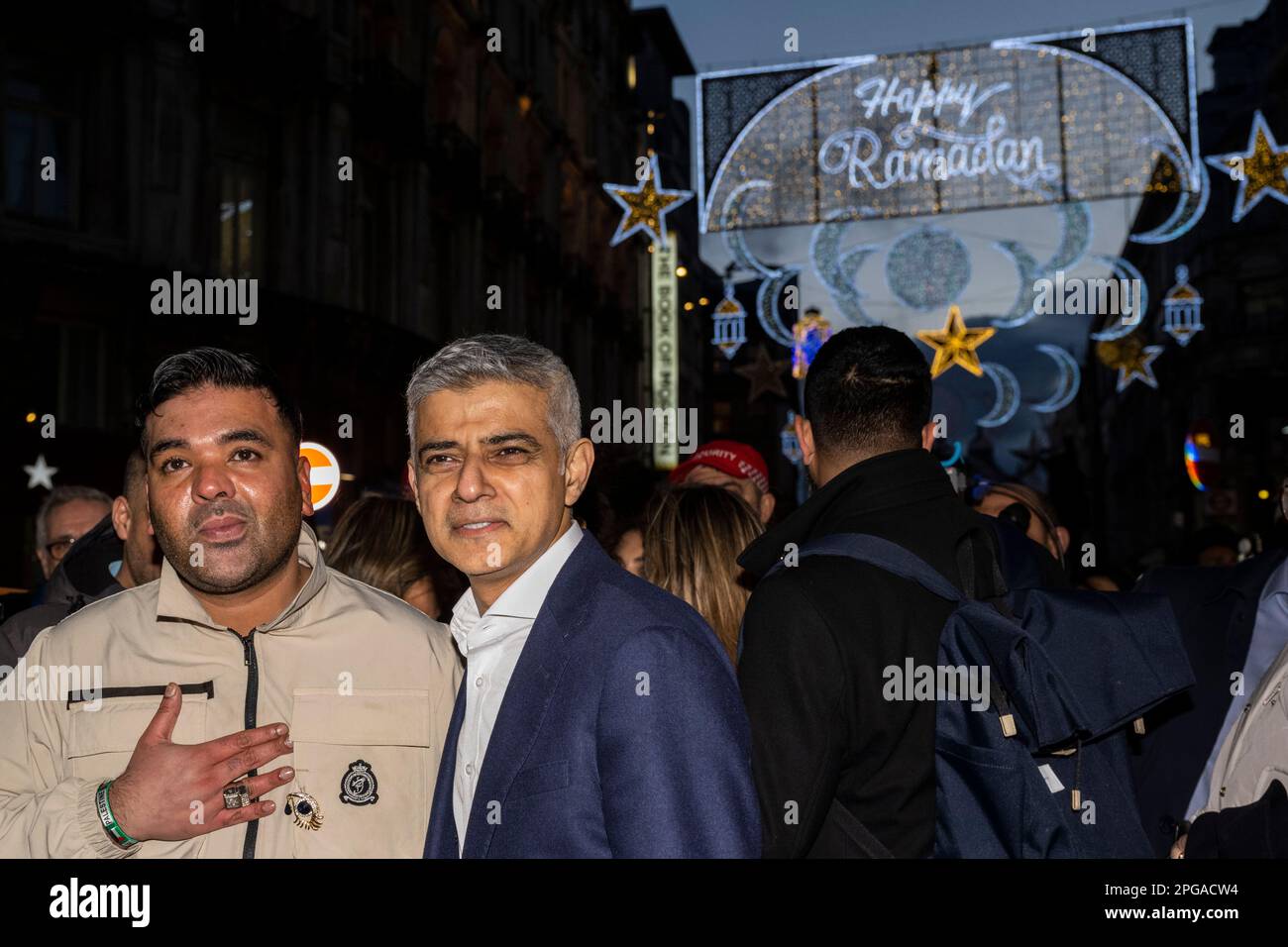 Londres, Reino Unido. 21 de marzo de 2023. (L) Naughty Boy, cantante, y Sadiq Khan, alcalde de Londres, en el encendido de la primera instalación de luces de Ramadán en Piccadilly Circus en la víspera del primer día de Ramadán 2023. Las luces de esta escala son las primeras en el Reino Unido y Europa, con 30.000 luces sostenibles iluminadas en el centro de Londres durante todo el mes de Ramadán. Crédito: Stephen Chung / Alamy Live News Foto de stock