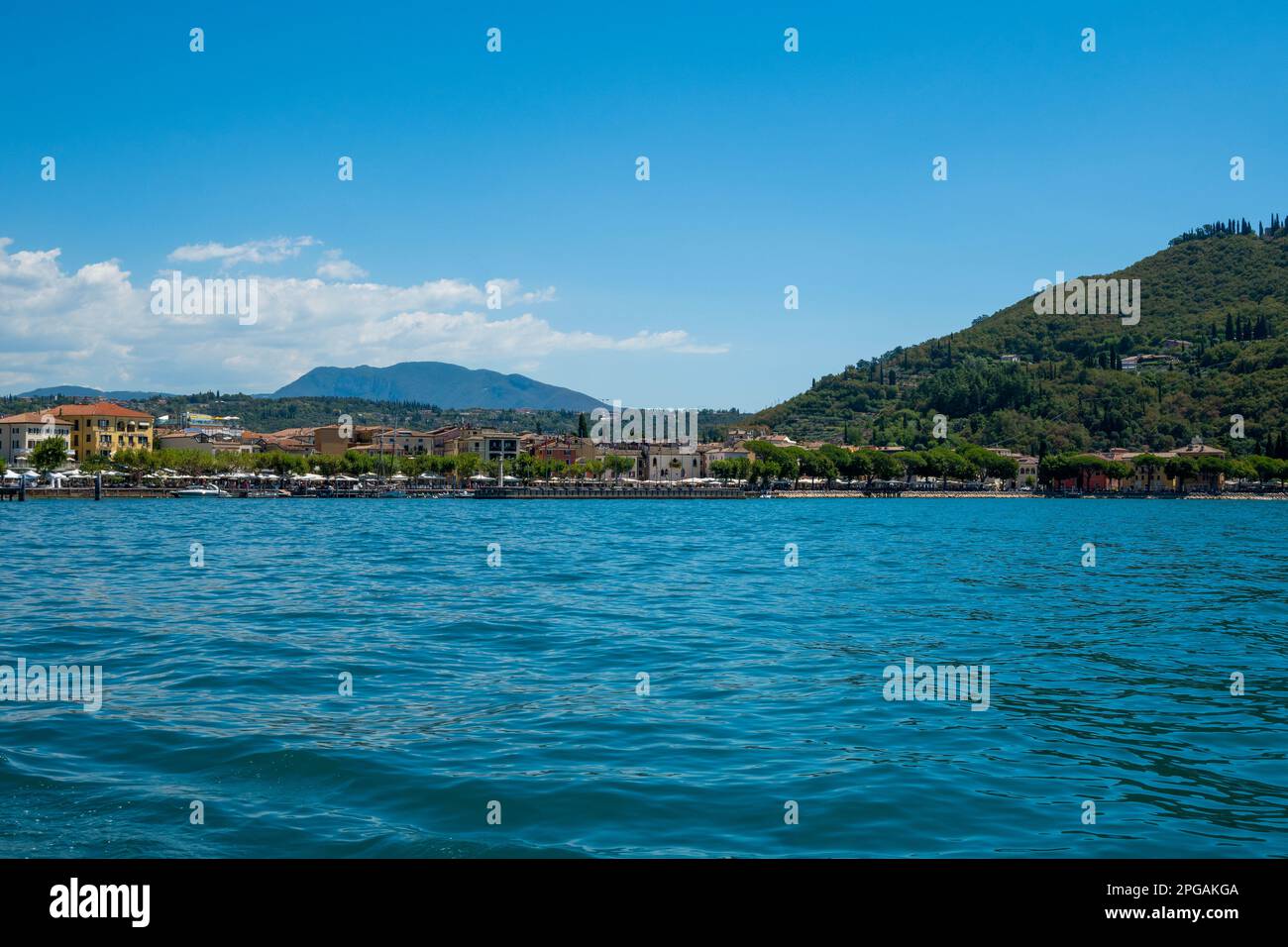Sirmione ciudad y castillo en el lago de Garda, Italia, en un día brillante de verano Foto de stock