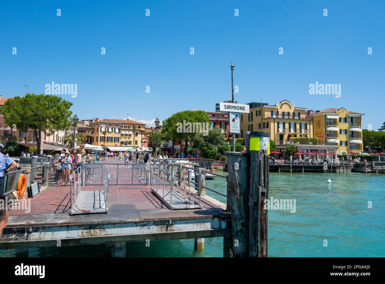 Sirmione ciudad y castillo en el lago de Garda, Italia, en un día brillante de verano Foto de stock