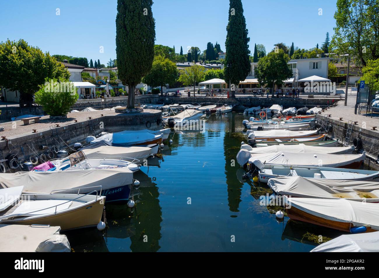 Bonito puerto en Portese en el lago de Garda, Italia Foto de stock