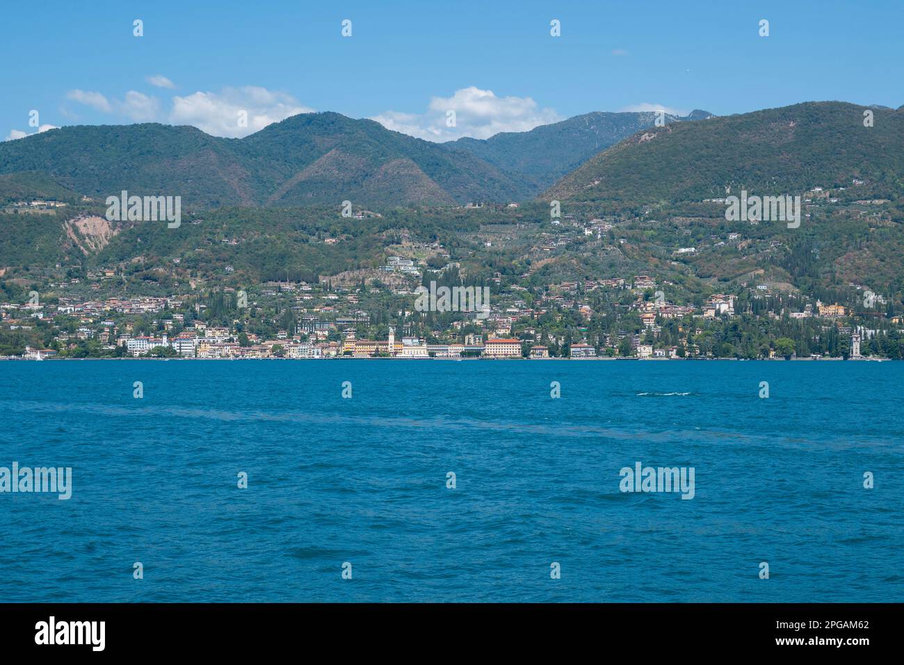 Agua azul del lago de Garda, Italia en verano Foto de stock