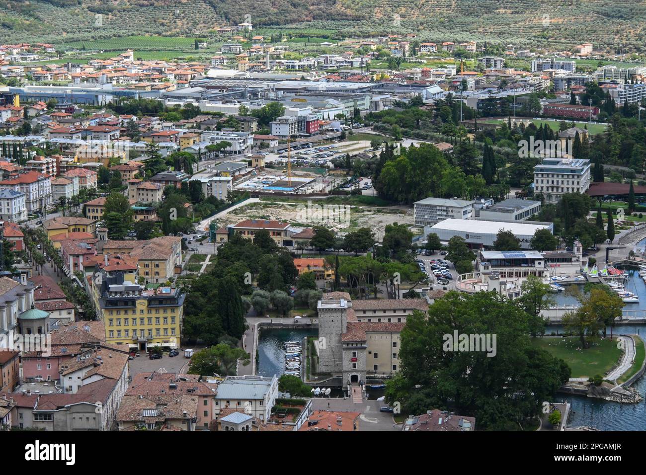 Riva en el lago de Garda, ciudad italiana en la orilla del lago vista desde la cima de la montaña Foto de stock