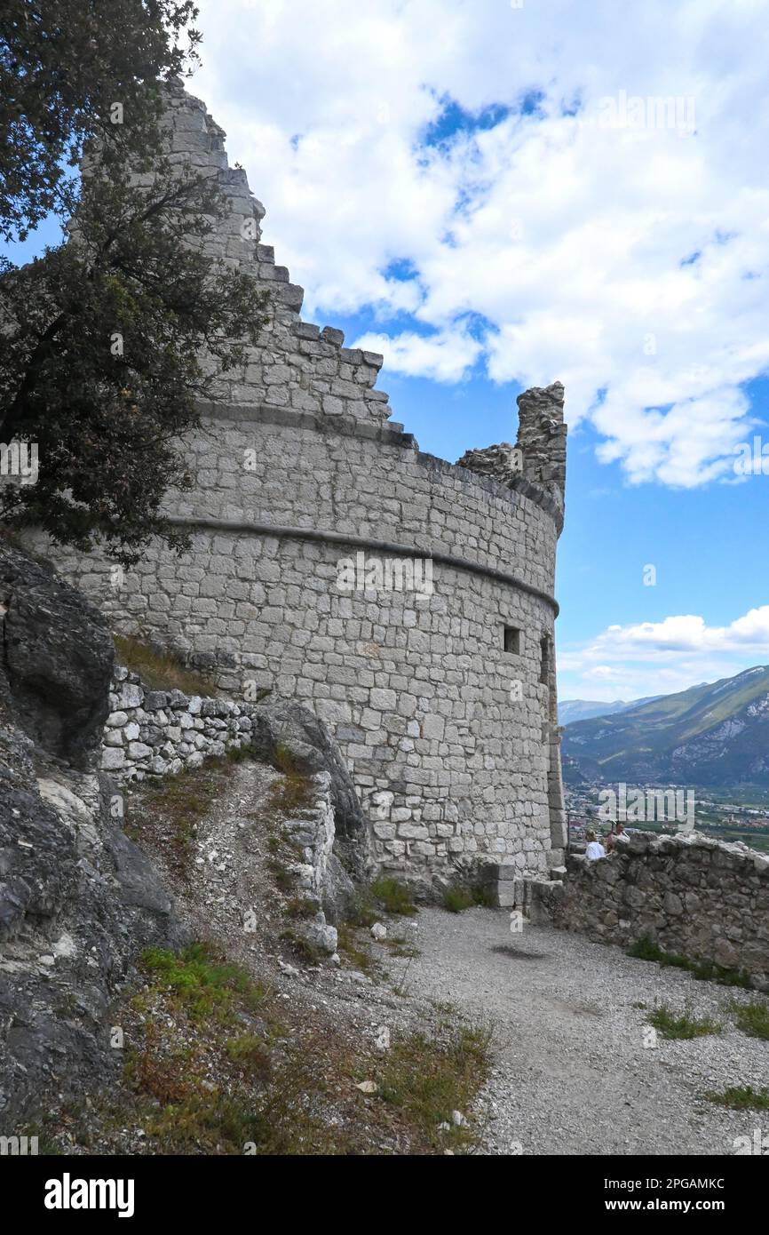 El Bastión, un pequeño castillo en ruinas en la montaña por encima de Riva, Lago de Garda, Italia Foto de stock