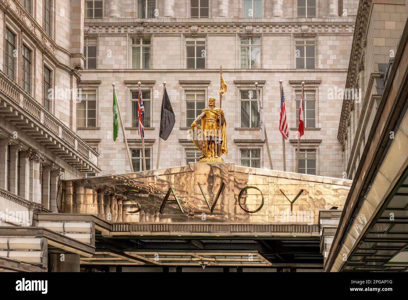 Situado en The Strand en la ciudad de Westminster, el lujoso Savoy Hotel tiene una entrada impresionante para igualar su reputación. El prestigioso Londres h Foto de stock