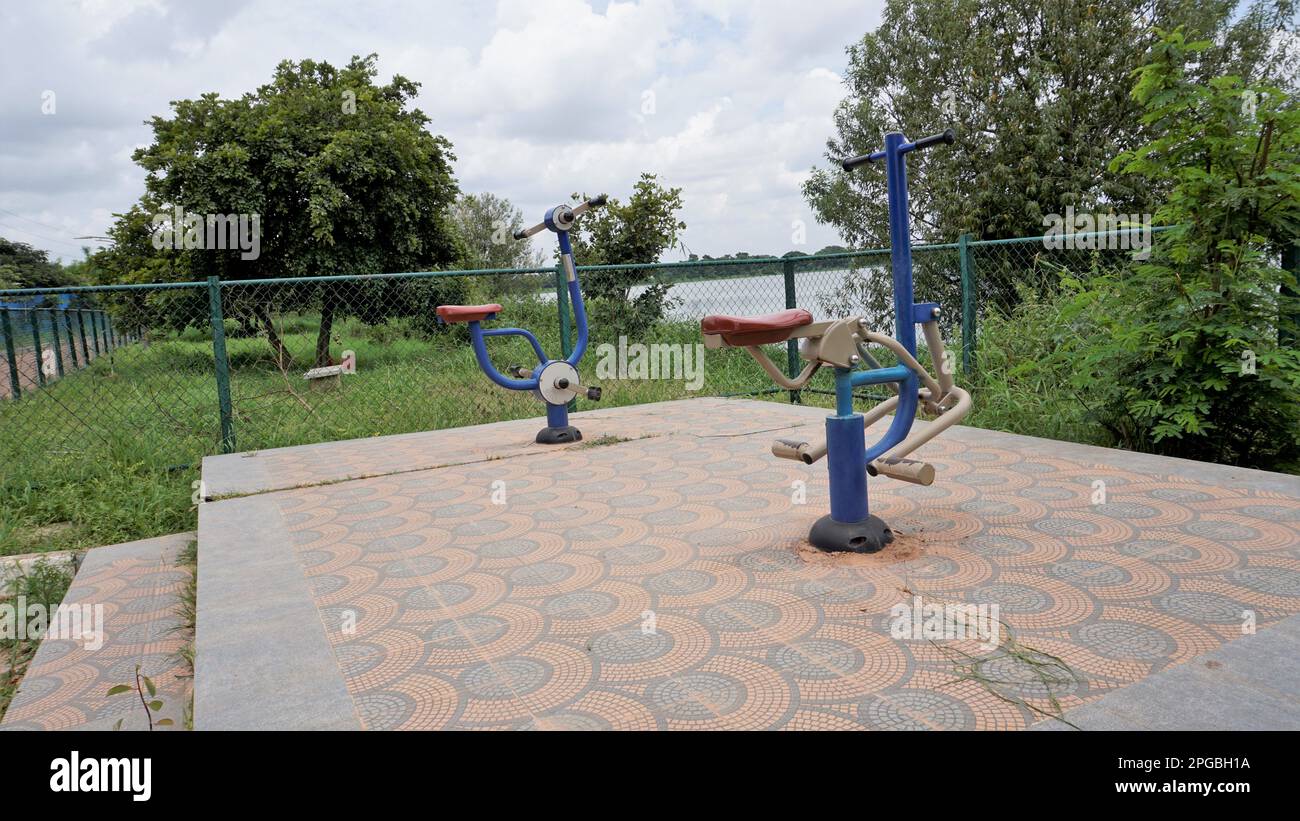 Bangalore, Karnataka, India-septiembre de 18 2022: Equipo de ejercicio en el lago Agara para personas mayores. Lago bien mantenido para caminar, relajación Foto de stock