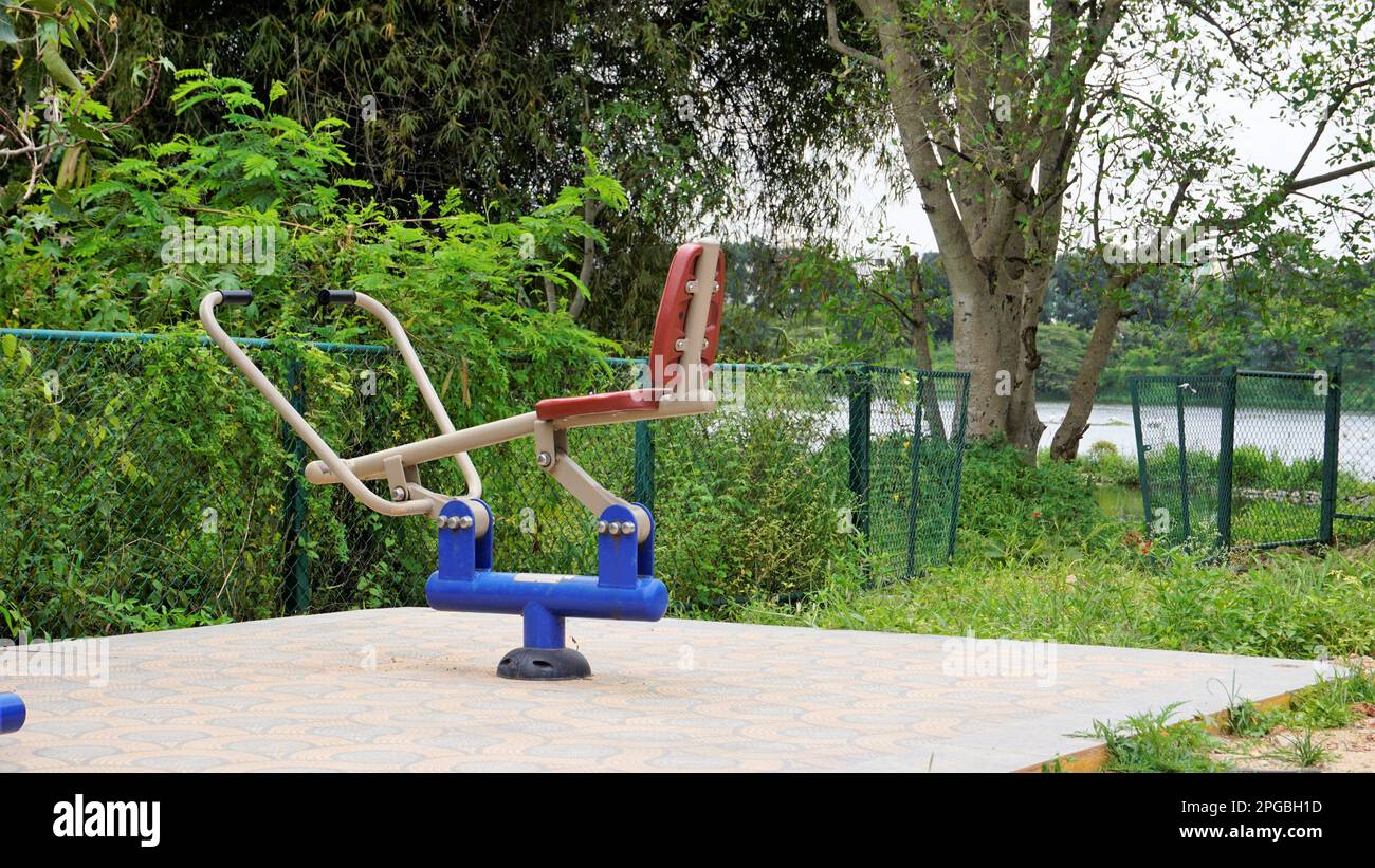 Bangalore, Karnataka, India-septiembre de 18 2022: Equipo de ejercicio en el lago Agara para personas mayores. Lago bien mantenido para caminar, relajación Foto de stock