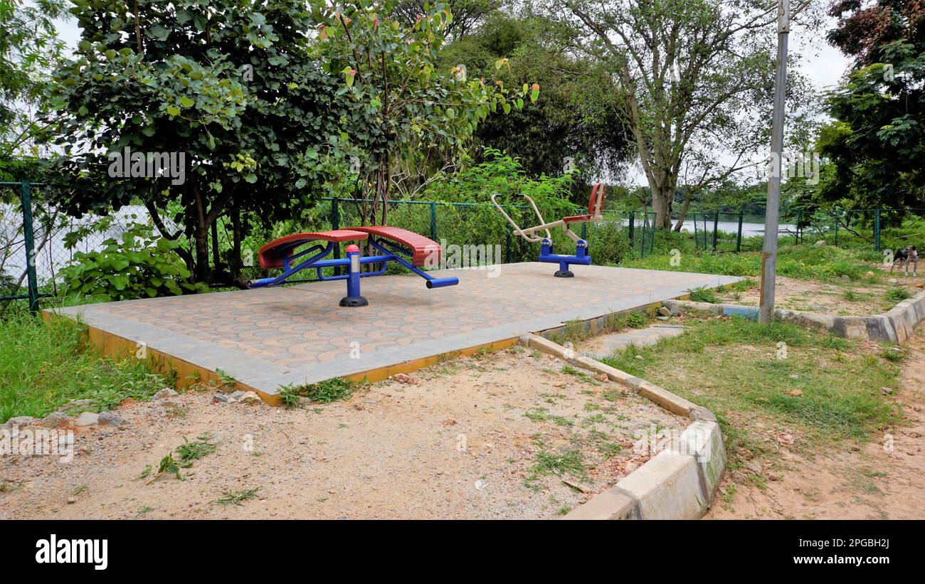 Bangalore, Karnataka, India-septiembre de 18 2022: Equipo de ejercicio en el lago Agara para personas mayores. Lago bien mantenido para caminar, relajación Foto de stock