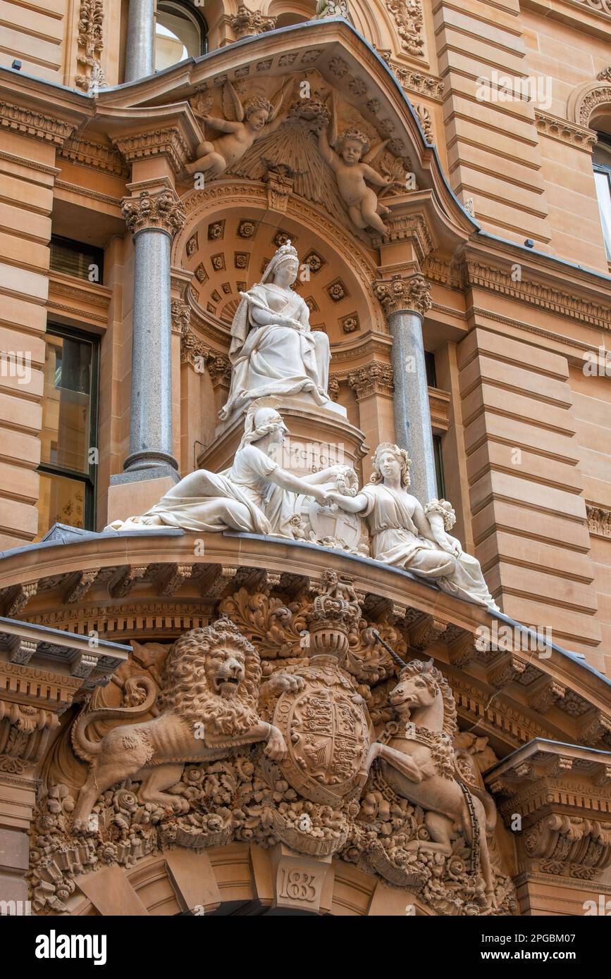Mirando hacia arriba el escudo de armas del Reino Unido y la estatua de mármol de la reina Victoria en el GPO en Sydney, Australia que fue construido en etapas de 1866 a 1891 Foto de stock