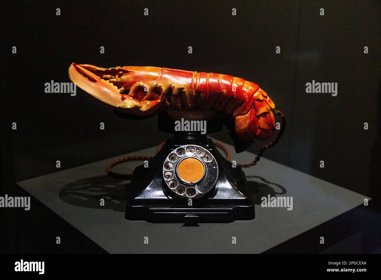 'Lobster Telephone' (1938) Salvador Dalí, Objetos de deseo: Surrealismo y diseño 1924 – exposición Today, Design Museum, Londres, Reino Unido Foto de stock